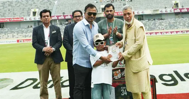 রুবেলের হাতে বিদায়ী সম্মাননা তুলে দেয়ার মুহূর্ত